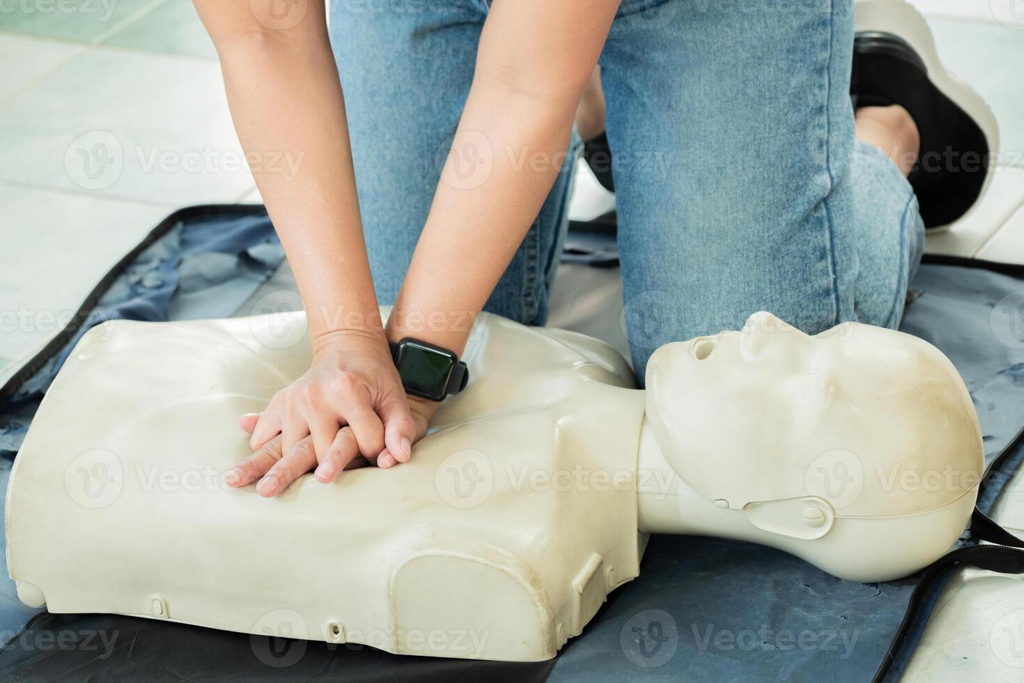 person-performing-cpr-chest-compressions-on-a-training-dummy-during-first-aid-training-concept-for-emergency-response-lifesaving-skills-or-cpr-certification-photo